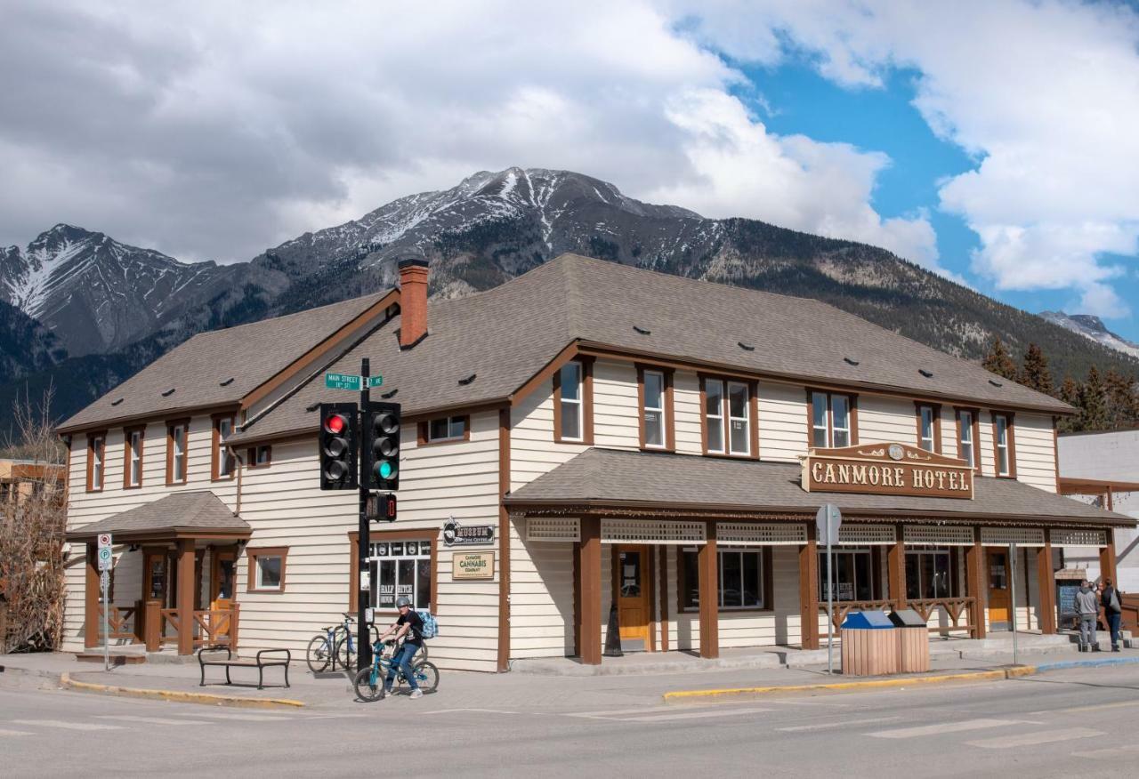 Party Hostel - The Canmore Hotel Hostel Exterior photo